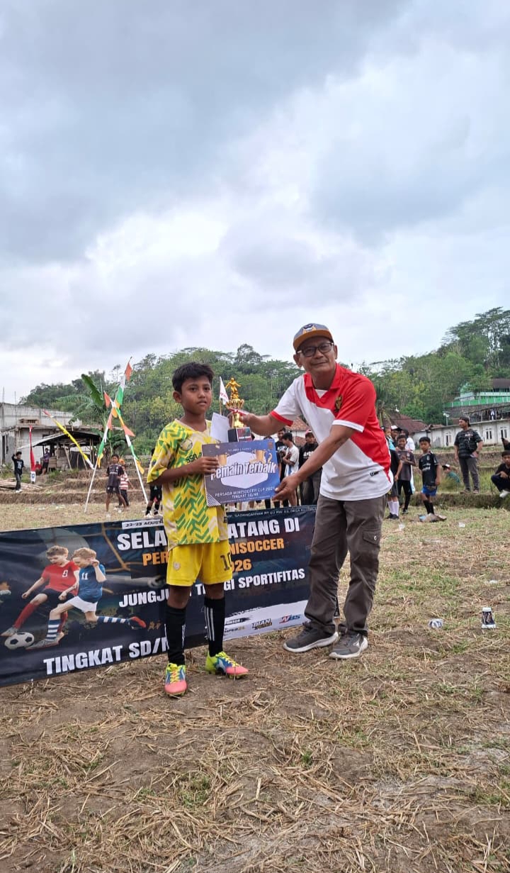 Penyerahan piala ke pemain Bajing Kidul