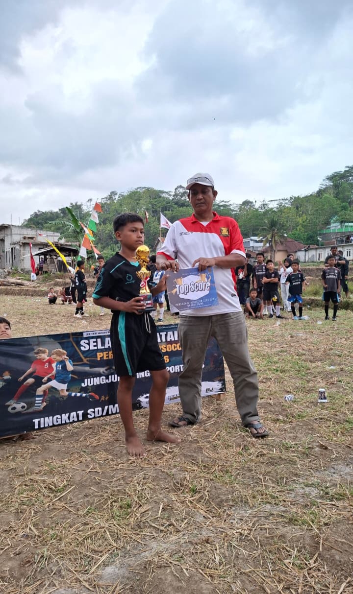 Penyerahan Piala Ke Pemain Top Score