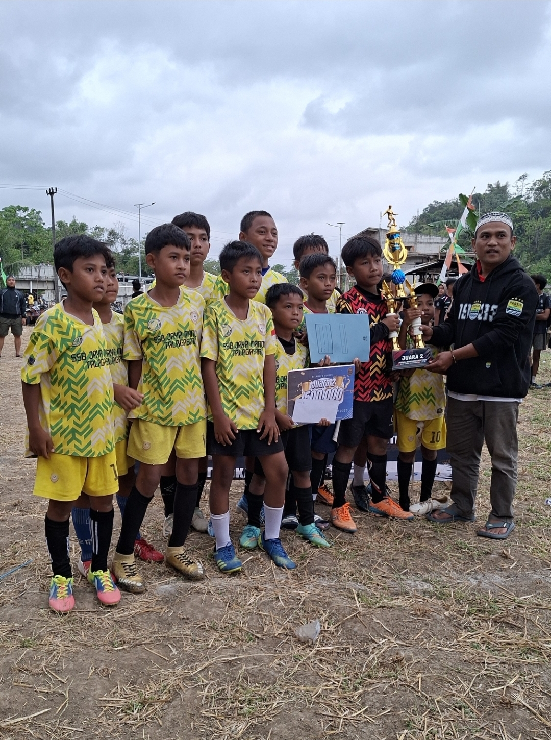 Penyerahan Piala Juara Ke 2 BK Dari Bos WBS