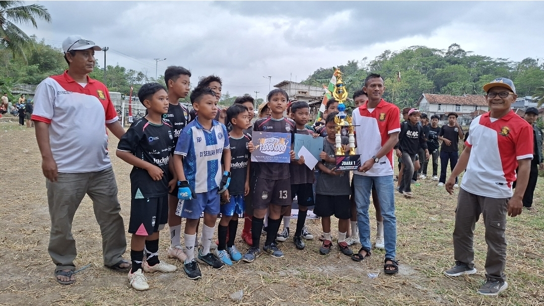 Penyerahan Hadiah Juara 1 dari Bos Febri